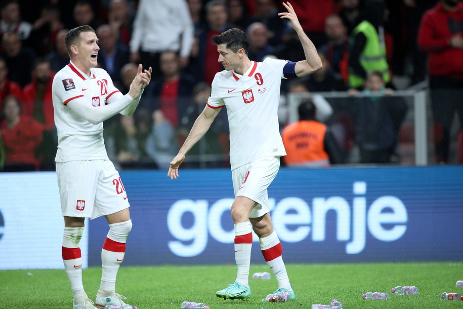 W stronę polskich piłkarzy poleciały m.in. plastikowe butelki / 	Leszek Szymański    /PAP