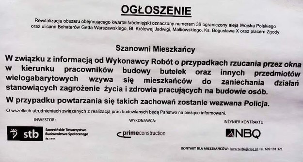 W stronę pracowników budowy regularnie lecą z okien butelki i inne przedmioty. /Dominika Jackowski /