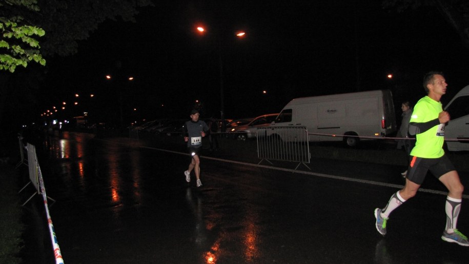 W strugach deszczu biegli uczestnicy piątkowych zawodów na Błoniach /Jacek Skóra /RMF FM