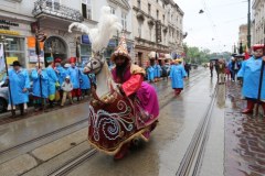 W strugach deszczu Lajkonik rozpoczął pochód w Krakowie