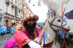 W strugach deszczu Lajkonik rozpoczął pochód w Krakowie