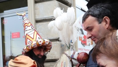 W strugach deszczu Lajkonik rozpoczął pochód w Krakowie