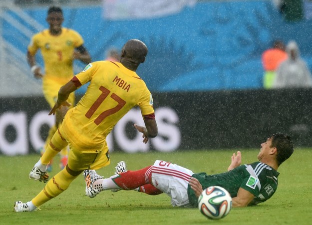 W strugach deszczu odbył się w Natalu mecz Meksyku i Kamerunu /VASSIL DONEV /PAP/EPA