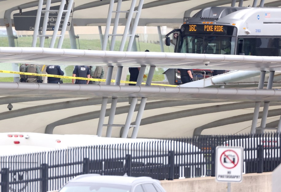 W strzelaninie zginął jeden policjant, a wiele innych osób jest rannych /JIM LO SCALZO /PAP/EPA