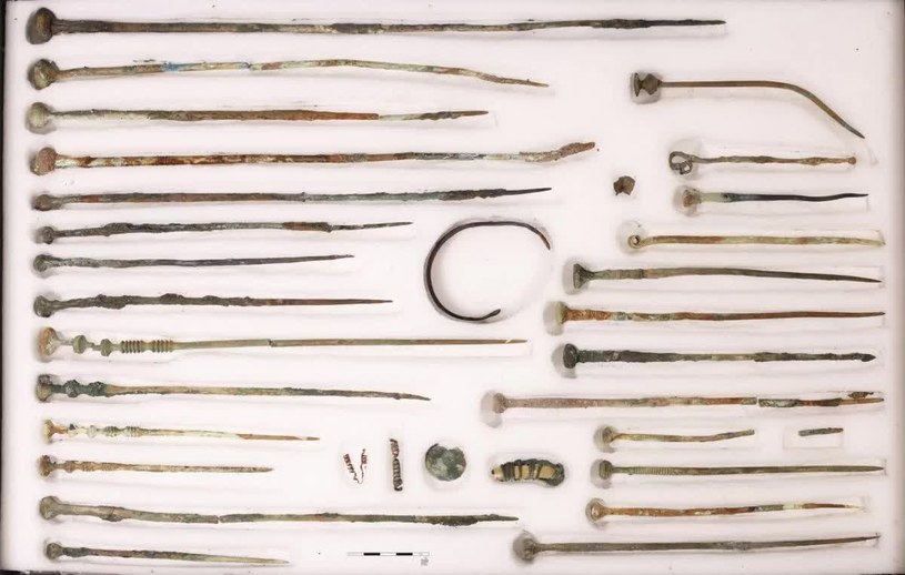 W studni archeolodzy znaleźli m.in. 26 spinek do ubrań z brązu. Skarb zawierał także 70 naczyń ceramicznych z różnych epok /Marcus Guckenbiehl /domena publiczna