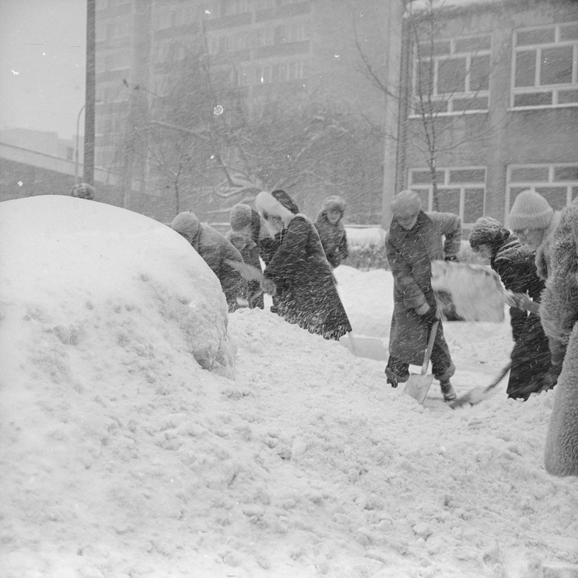 W styczniu 1979 roku mieszkańcy Warszawy spontanicznie pomagali usuwać zwały śniegu z ulic i chodników / zdjęcie: Narodowe Archiwum Cyfrowe /domena publiczna