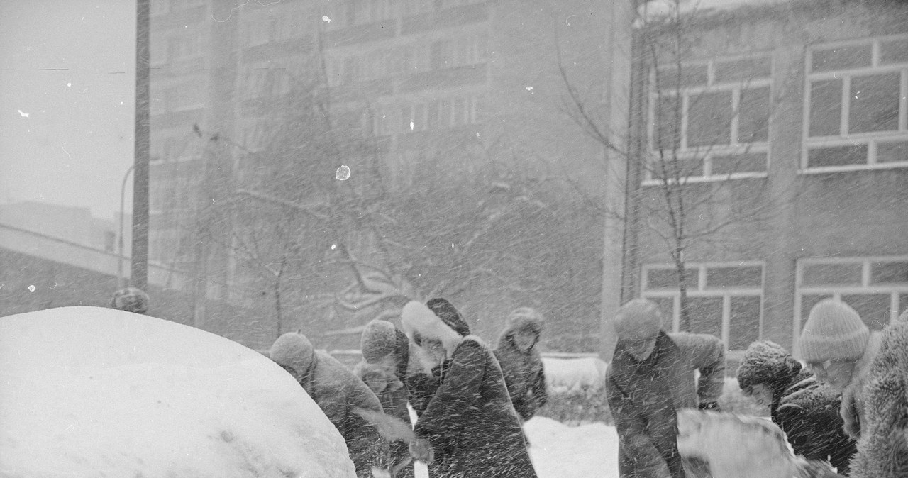 W styczniu 1979 roku mieszkańcy Warszawy spontanicznie pomagali usuwać zwały śniegu z ulic i chodników / zdjęcie: Narodowe Archiwum Cyfrowe /domena publiczna