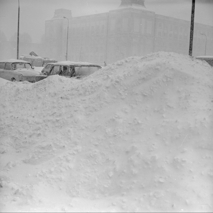 W styczniu 1979 w Warszawie pojawiły się pryzmy śniegu, zza których ledwo można było dostrzec jadące samochody / zdjęcie: Narodowe Archiwum Cyfrowe /domena publiczna