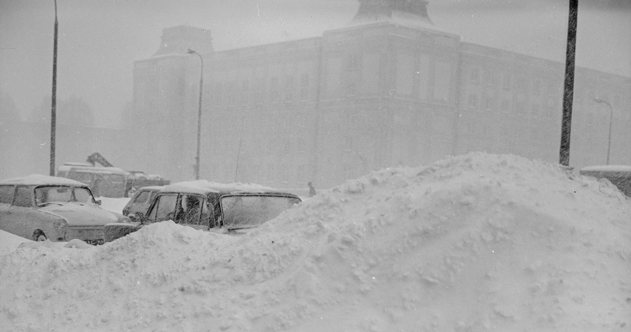 W styczniu 1979 w Warszawie pojawiły się pryzmy śniegu, zza których ledwo można było dostrzec jadące samochody / zdjęcie: Narodowe Archiwum Cyfrowe /domena publiczna