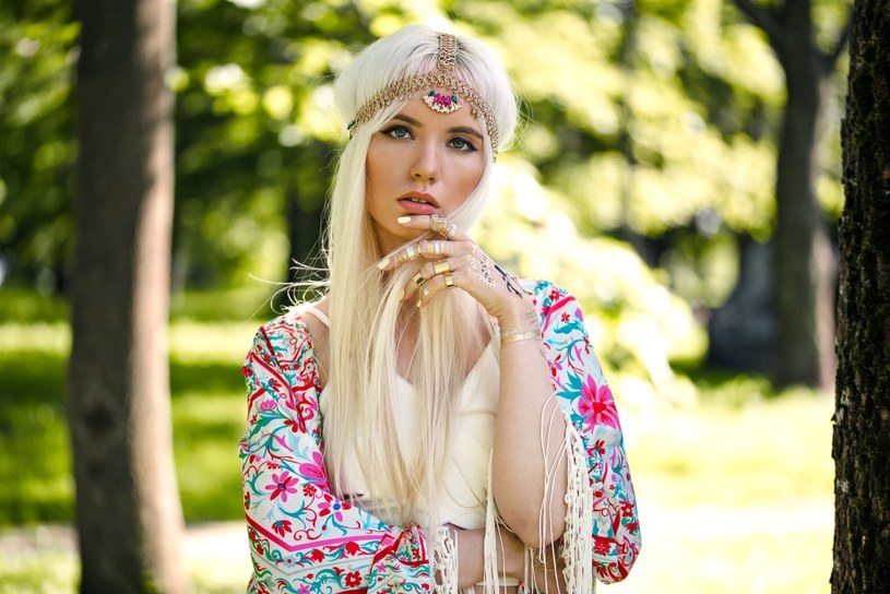 W styl boho wpisana pewnego rodzaju nieuchwytność, ulotność związana z nieustannym przemieszczaniem się i koczowniczym trybem życia /123RF/PICSEL