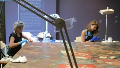 W Sukiennicach można zobaczyć, jak konserwuje się obrazy