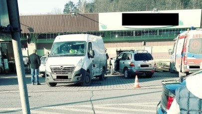W Sułkowicach samochód wjechał w ścianę sklepu