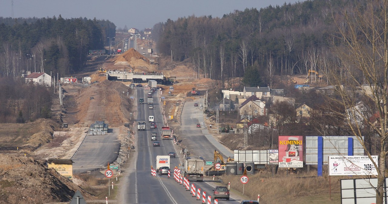 W sumie w świętokrzyskim zostanie odnowionych 115 km dróg /Łukasz Jóźwiak /Reporter