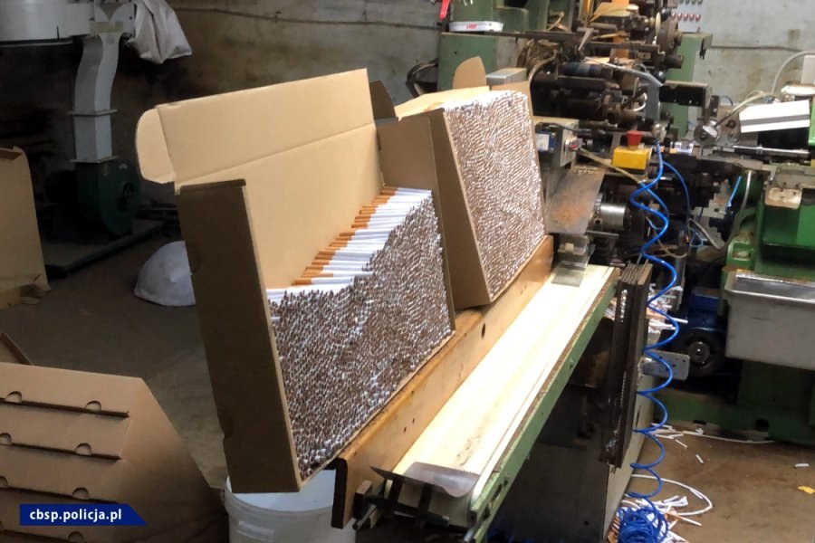 W sumie zarekwirowano ponad 10 milionów papierosów i 10 ton suszu tytoniowego /Policja