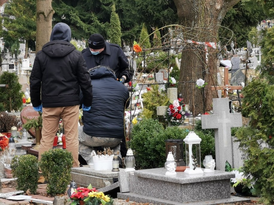 W sumie zniszczonych zostało kilkadziesiąt nagrobków /Piotr Bułakowski /RMF FM