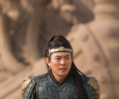 W superprodukcji Roba Cohena "Mumia: Grobowiec Cesarza Smoka" Li wcielił się w postać tytułowego Cesarza.

Reżyser nie miał wątpliwości co do tego, kto powinien zagrać tą postać. "Jet Li był jedyną opcją" - twierdzi - "Miał zagrać w moim filmie Sinbad, dlatego znaliśmy się już wcześniej".

Li był pod wrażeniem buddysty Cohena oraz jego wielkiej miłości i zrozumienia dla chińskiej kultury. "Jego styl podobny jest do stylu reżyserów z Hong Kongu: pełen energii i bardzo szybki" - mówił aktor.