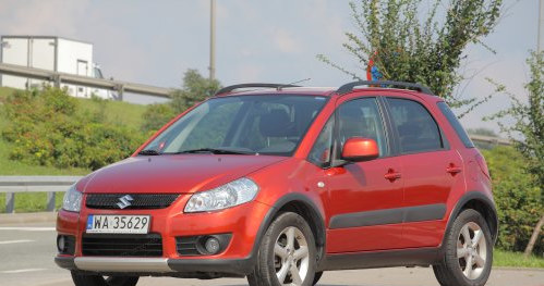 W Suzuki SX4 awaria katalizatora to typowa usterka. Przy wartości auta 23 tys. zł, koszt naprawy w ASO to jedna czwarta jego wartości. /Motor