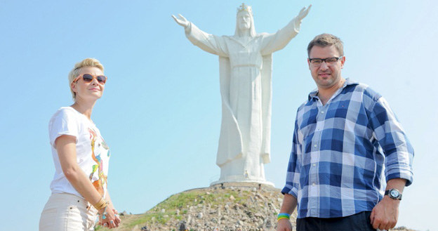 W Świebodzinie serialowa rodzinka będzie robiła sobie zdjęcia pod 36-metrową statuą Chrystusa, wzorowaną na brazylijskich i jedną z największych w świecie. /Agencja W. Impact