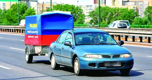 W świetle prawa samochód osobowy z przyczepą nie może jeździć szybciej niż 80 km/h. /Motor