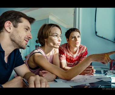 W swoich wyborach życiowych i niepowodzeniach Malwinę mocno wspiera Adam. W tej roli wystąpił Jacek Knap.

– W filmie „Szczęścia chodzą parami” gram Adama. Jest prawnikiem i dobrym duchem głównej bohaterki, który pomaga jej walczyć z przeciwnościami losu – mówi aktor.