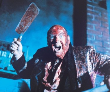 W swym kolejnym filmie "Martwica mózgu" (1992) Peter Jackson poszedł jeszcze dalej w igraniu z przyzwyczajeniami widowni. Film opowiada historię pewnego młodzieńca, który zakochuje się w córce miejscowego szewca. Kiedy podczas wycieczki do zoo jego matka zostaje ugryziona przez małpkę, wkrótce okaże się, że niegroźna rana będzie miała daleko bardziej poważne komplikacje. Kobieta staje się zombie, mordując kolejnych mieszkańców miasta.

Wystarczy odnotować, że kiedy obraz wszedł na ekrany szwedzkich kin, widzowie otrzymywali obowiązkowo przed seansem papierowe torebki na wypadek, gdyby chciało im się wymiotować. "Martwica mózgu" w czasie premiery uznana została za najbardziej krwawy film w historii kina; produkcja oszacowała, że przy realizacji finałowej sceny użyto aż 300 litrów sztucznej krwi. Dziś film Jacksona uznawany jest już za obraz kultowy oraz jeden z najlepszych horrorów w historii kina.