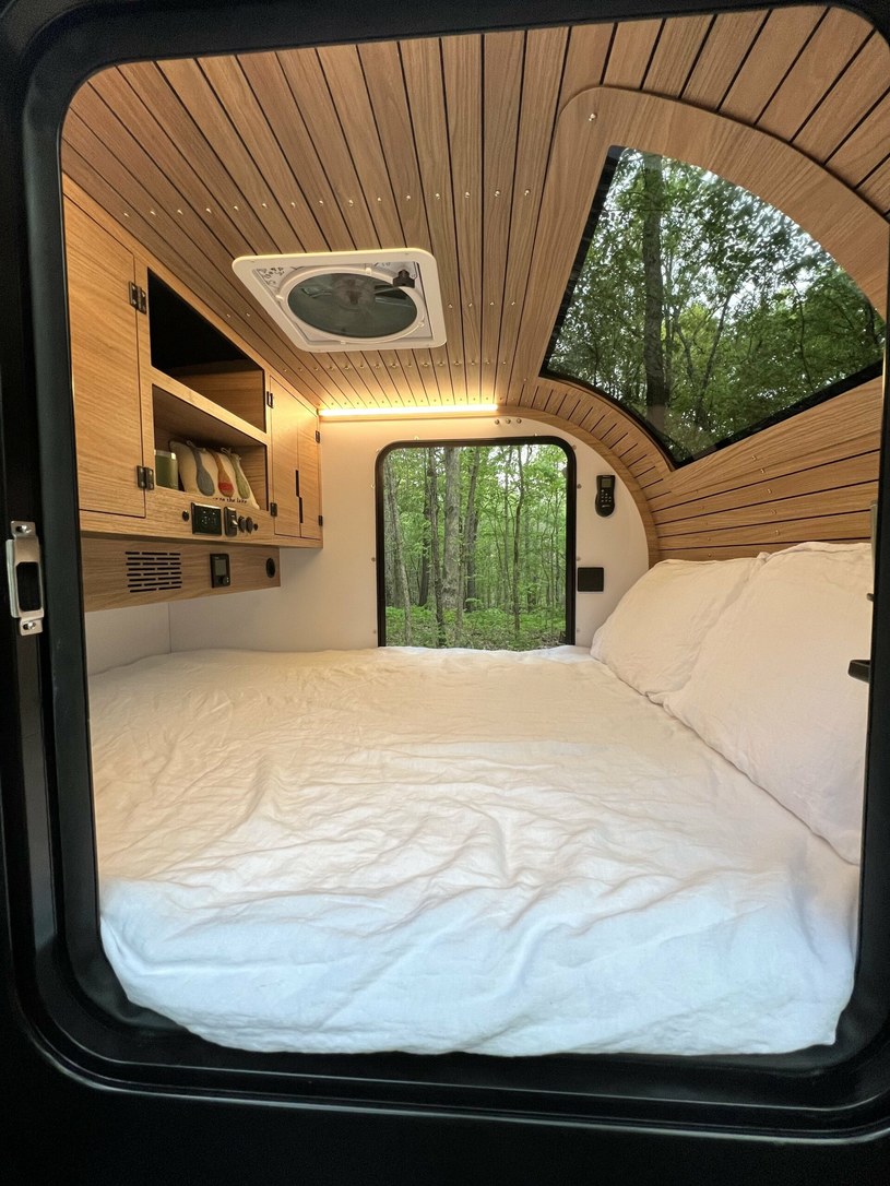 W sypialni naszą uwagę zwróci natychmiast duże, panoramiczne okno umieszczone w diachu  / zdjęcie: Cedar Ridge Campers /domena publiczna