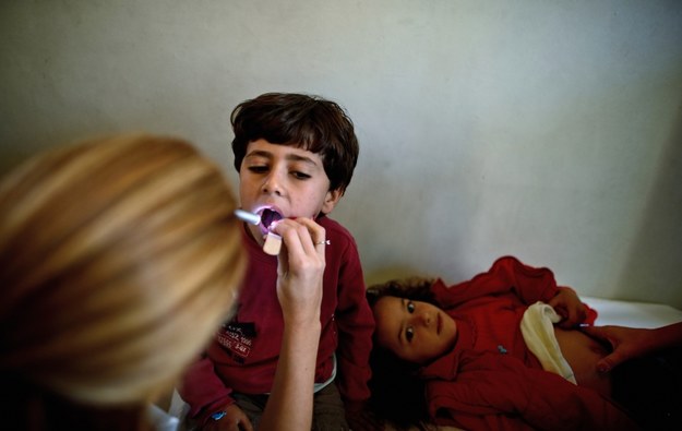 W Syrii trwa zakrojona na szeroką skalę kampania szczepień dzieci prowadzona przy wsparciu ONZ /VASSIL DONEV /PAP/EPA