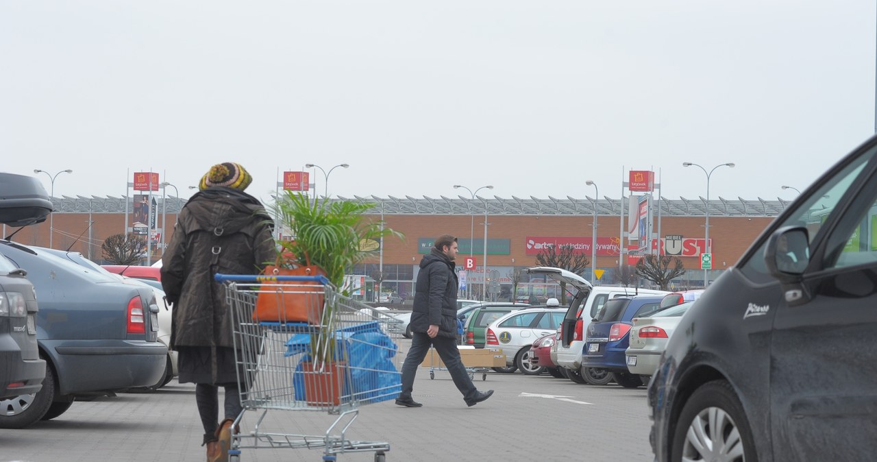 W sytuacji, gdy na placu przed hipermarketem nie ma wyodrębnionej jezdni i chodników, czyli ruch odbywa się po jednej powierzchni, pieszy ma pierwszeństwo przed pojazdami. /Motor