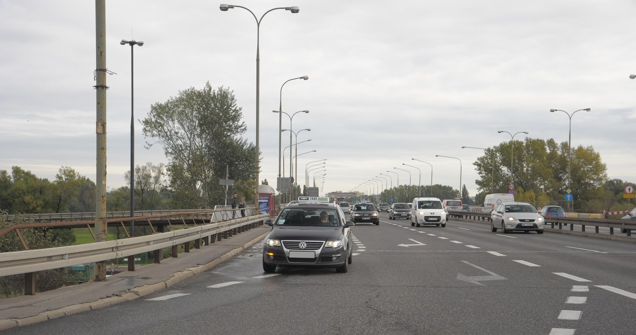 W sytuacji pokazanej na zdjęciu skrajny prawy pas ruchu kończy się (w rzeczywistości to wyjazd z zatoki autobusowej, na którą wjeżdżają kierowcy chcący skręcić w prawo). W tym przypadku pojazd jadący prawym pasem musi przepuścić auta jadące sąsiednim pasem ruchu, ponieważ zmienia pas ruchu. /Motor