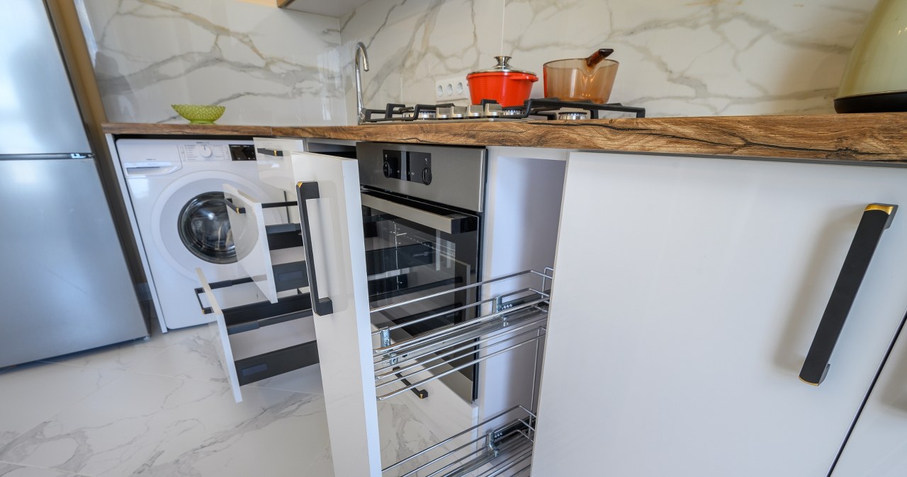 W szafce można zamontować wieszak, na którym będziemy suszyć ścierki. /123RF/Picsel, 123RF/Picsel /Pixel