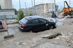 W Szczecinie ulica zapadła się pod samochodem 