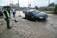 W Szczecinie ulica zapadła się pod samochodem 