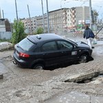 W Szczecinie ulica zapadła się pod samochodem