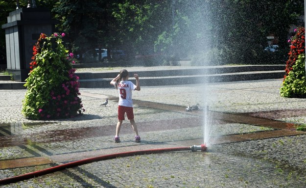 W Szczecinie z powodu wysokich temperatur stanęły trzy kurtyny wodne: w okolicach pl. Zwycięstwa - Bramy Portowej, w Alei Kwiatowej i na pl. Lotników. Kurtyny ustawiane są systematycznie, kiedy temperatura powietrza w cieniu przekroczy 27 stopni Celsjusza. / 	Marcin Bielecki    /PAP