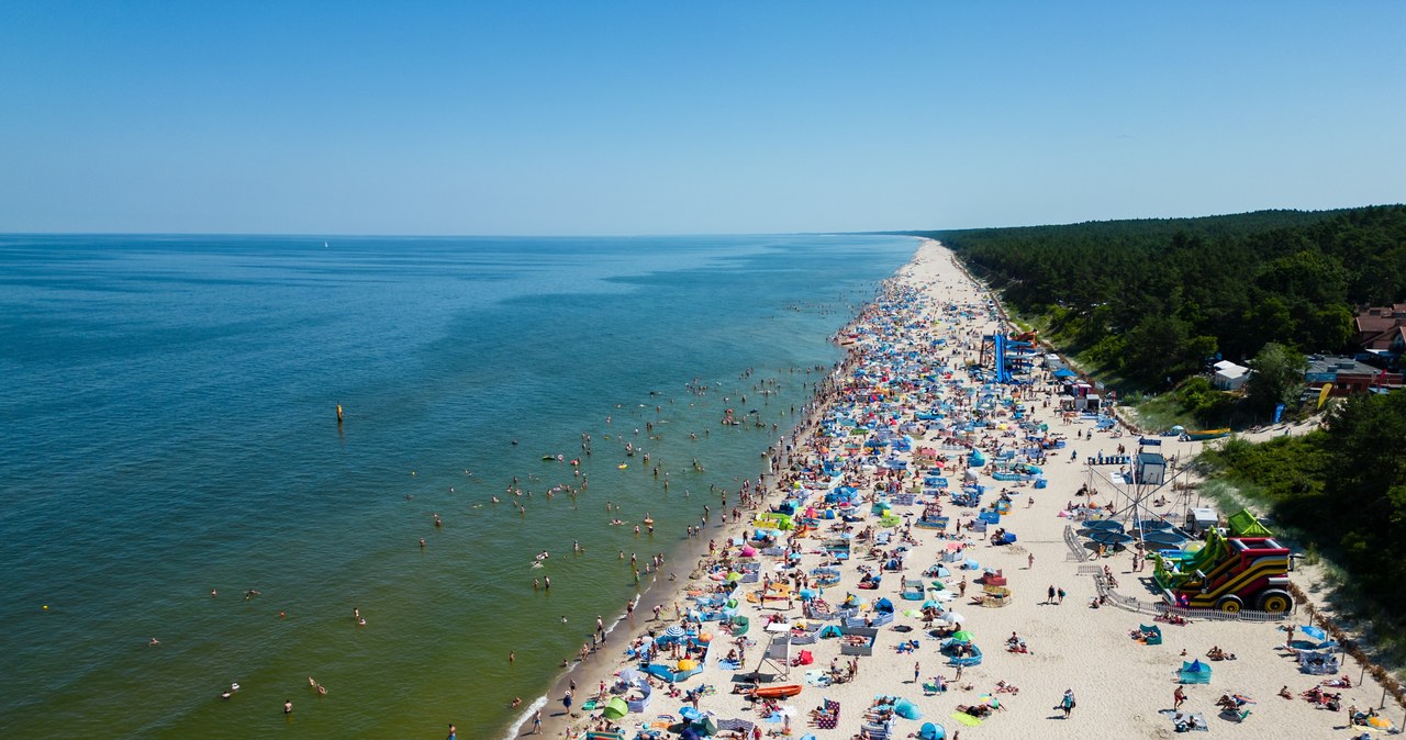 W szczycie sezonu wiele plaż nad Bałtykiem "pęka w szwach". /East News