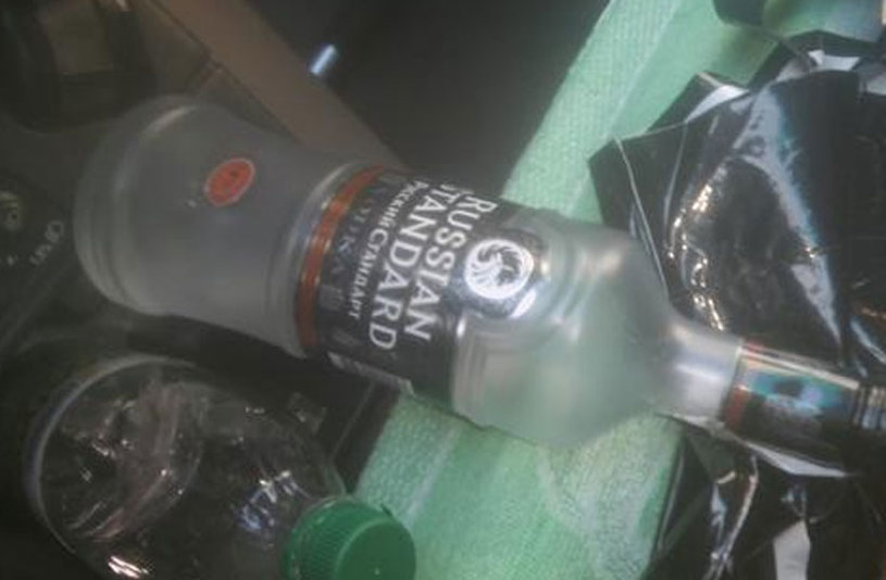 W szoferce  ciężarówki  leżała niedopita butelka wódki... /foto. ITD /Informacja prasowa