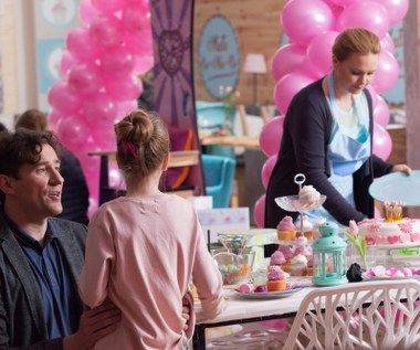 W szóstej serii serialu „Przyjaciółki” obok Małgorzaty Sochy, Joanny Liszowskiej, Anity Sokołowskiej i Magdaleny Stużyńskiej-Brauer wystąpi plejada aktorów, a wśród nich kluczowi aktorzy z poprzednich sezonów, m.in.: Agnieszka Sienkiewicz, Marcin Rogacewicz, Bartek Kasprzykowski, Ewa Kasprzyk, Mikołaj Krawczyk, Filip Bobek, Elżbieta Jarosik, Grzegorz Wons, Mariusz Bonaszewski i Lesław Żurek. 