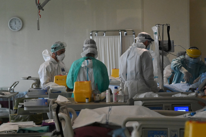 W szpitalach jest 10 tysięcy osób zakażonych koronawirusem /Gianni Schicchi /Agencja FORUM