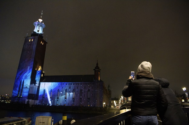 W Sztokholmie do 13 grudnia inspirowane odkryciami lub życiorysem noblistów iluminacje będą oświetlać najważniejsze budynki /Jessica Gow  /PAP/EPA