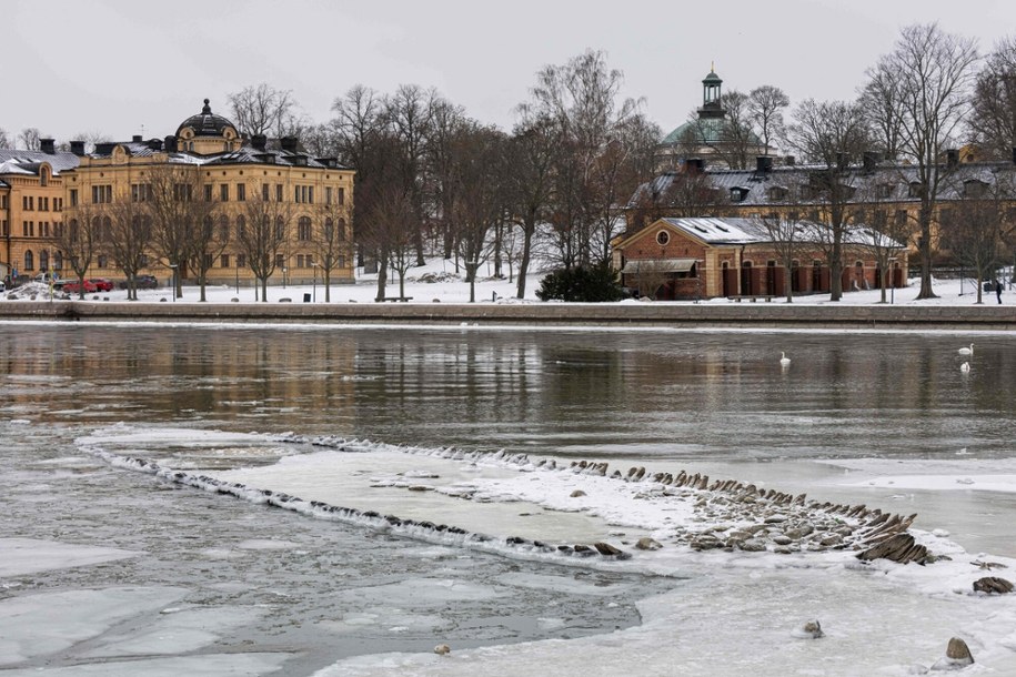 W Sztokholmie morze odsłoniło wrak okrętu z XVII wieku /JONATHAN NACKSTRAND /AFP/EAST NEWS