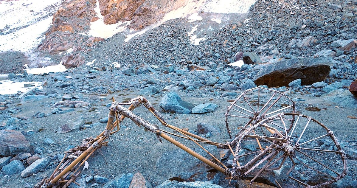 W Szwajcarii odnaleziono nietypowy bambusowy wóz /Kanton Graubünden /Facebook