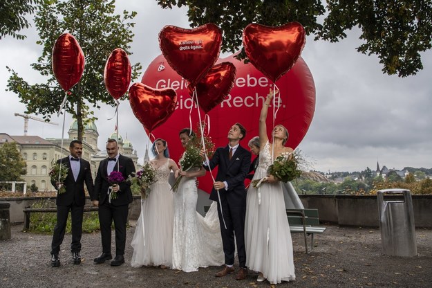 W Szwajcarii pary jednopłciowe od 2007 roku mogły zawierać związki cywilne /PETER SCHNEIDER /PAP/EPA