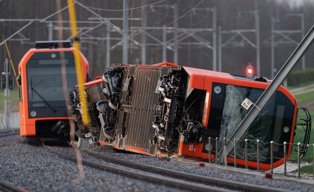 W Szwajcarii wykoleiły się dwa pociągi. Są ranni