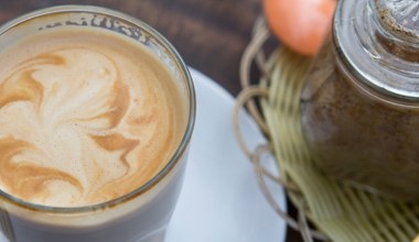 W Szwecji piją kawę z tym puszystym dodatkiem. Obniża cholesterol i odchudza 