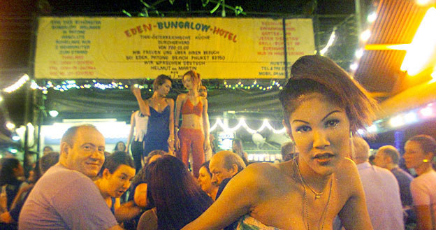 W Tajlandii trzeba uważać. Nie wszystkie kobiety tak naprawdę są kobietami /AFP