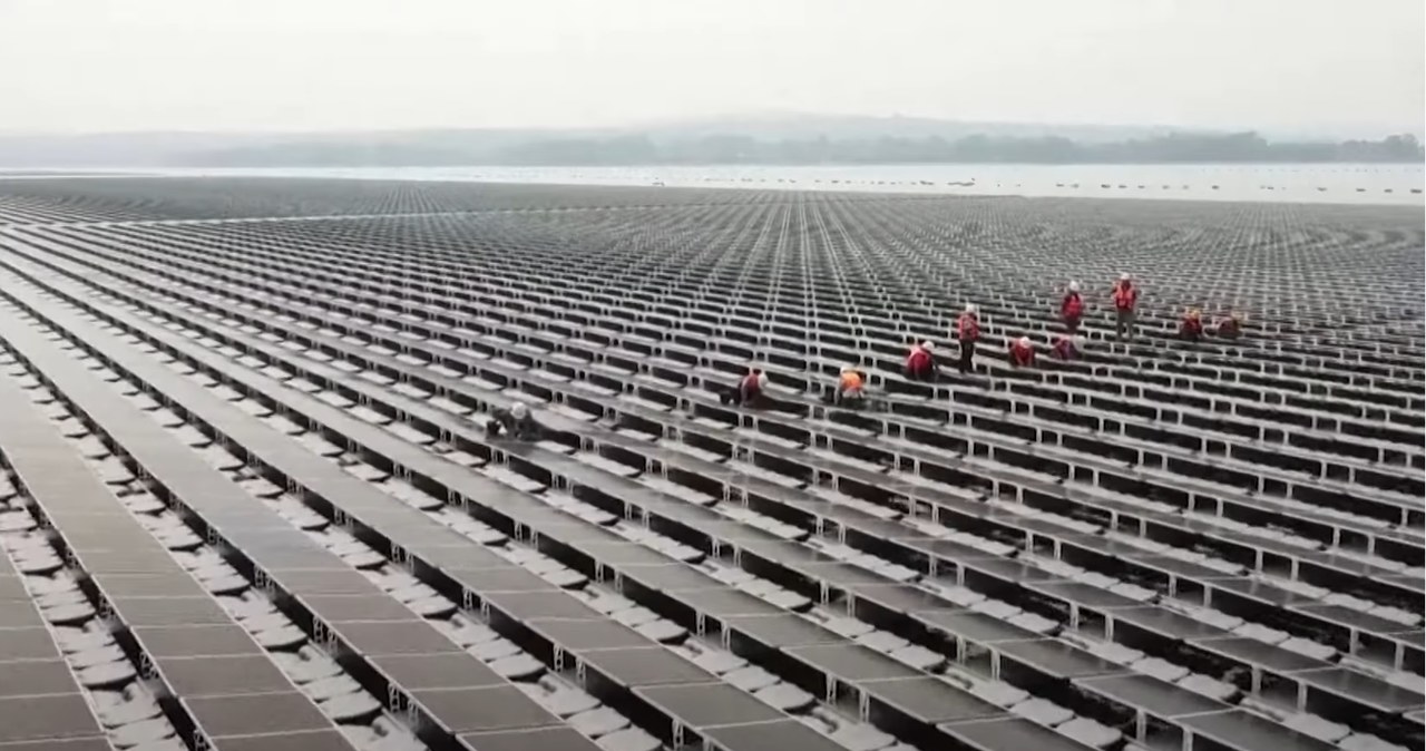 W Tajlandii uruchomiono pływającą farmę słoneczną. Ma generować 45 MW