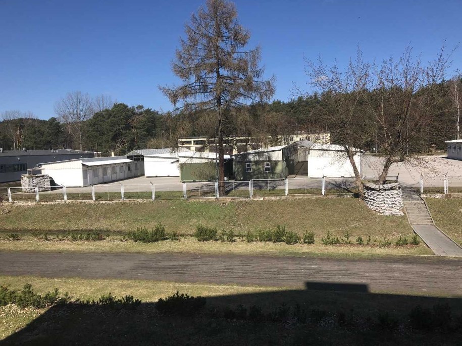 W takich kontenerach w Kielcach żołnierze przygotowują się do misji zagranicznych. W sumie może tam mieszkać około 300 wojskowych. /Michał Dobrołowicz /RMF FM