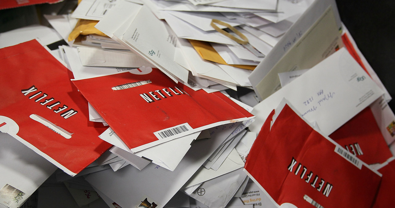 W takich kopertach Netflix wysyłał płyty swoim abonentom /AFP
