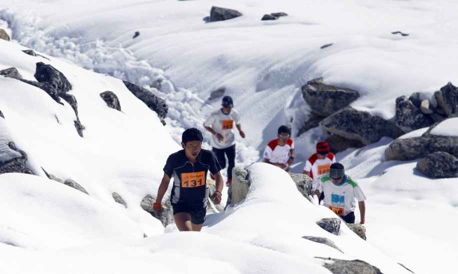 W takich warunkach "biegnie się" w maratonie /HIMEX NEPAL  /PAP/EPA