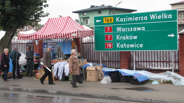 W takich warunkach handlują teraz kupcy w Jędrzejowie /Maciej Grzyb /RMF FM